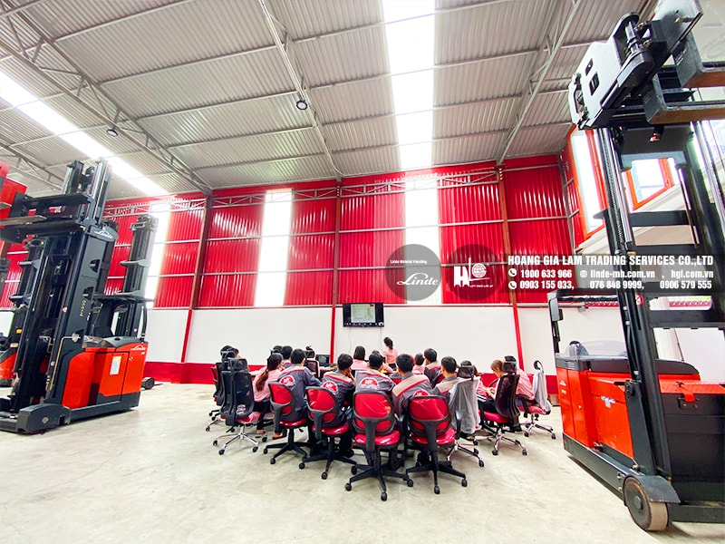 Nhân viên Kỹ thuật HGL tham dự training dòng xe nâng VNA Linde A