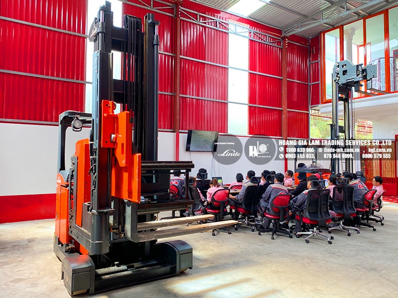 Nhân viên Kỹ thuật HGL tham dự training dòng xe nâng VNA Linde A