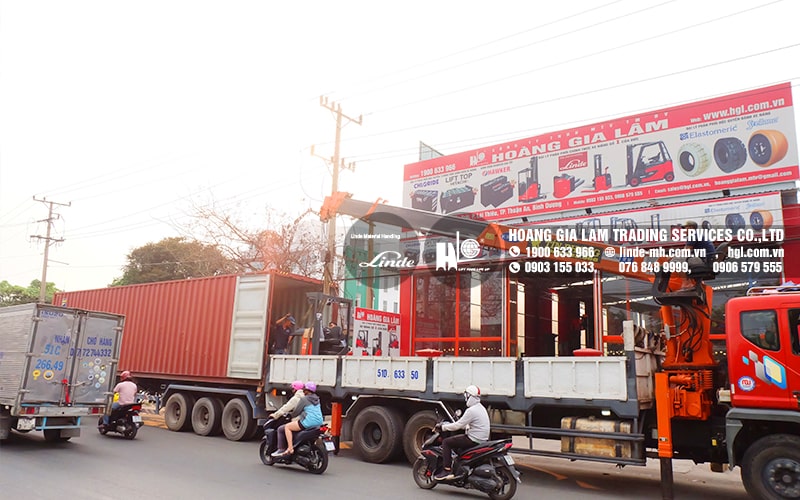 Trong nhịp sống hối hả những ngày cận Tết, container xe nâng Linde R20S, E16C & MT12 (Mới 100%) đã có mặt tại CÔNG TY TNHH MTV TM DV HOÀNG GIA LÂM (HGL) để kịp giao Khách hàng. Hàng mới về 2.2021: Container xe nâng Linde R20S, E16C & MT12 (Mới 100%) Hàng mới về 2.2021: Container xe nâng Linde R20S, E16C & MT12 (Mới 100%) 1. Xe nâng reach truck Linde R20S (Series 115) Linde R20S là dòng xe nâng tầm cao thường được sử dụng trong các kho hàng, nhà xưởng, kho lạnh. Có thể xử lý tải trọng lên tới 2 tấn và chiều cao làm việc 12.95m trong các lối đi hẹp. Hàng mới về 2.2021: Container xe nâng Linde R20S, E16C & MT12 (Mới 100%) Hàng mới về 2.2021: Container xe nâng Linde R20S, E16C & MT12 (Mới 100%) Hàng mới về 2.2021: Container xe nâng Linde R20S, E16C & MT12 (Mới 100%) Hàng mới về 2.2021: Container xe nâng Linde R20S, E16C & MT12 (Mới 100%) Hàng mới về 2.2021: Container xe nâng Linde R20S, E16C & MT12 (Mới 100%) Thông số kỹ thuật: Model: R20S (Series 115) Tải trọng nâng tối đa (kg): 2000 Chiều cao nâng (mm): 10.200 Tải trọng xe (kg): 3225 Năm sản xuất: 2020 2. Xe nâng điện forklift Linde E16C (Series 1275) Xe nâng điện Linde E16 tải trọng nâng từ 1,6 tấn. Động cơ AC xoay chiều không cần bảo trì, giúp giảm chi phí bảo trì bảo dưỡng. Hệ thống điều khiển kỹ thuật số Linde với công suất 3 pha đảm bảo công suất hoạt động mạnh mẽ. Thiết kế công thái học để làm việc hiệu quả và giảm mệt mỏi cho tài xế Khoang rộng rãi với chỗ để chân thoải mái, điều chỉnh ghế ngồi phù hợp với tài xế Vô lăng đường kính nhỏ Điều chỉnh cột lái Thông số kỹ thuật: Model: E16C (Series 1275) Tải trọng nâng tối đa (kg): 1600 Chiều cao nâng (mm): 3250 Tải trọng xe (kg): 2524 Năm sản xuất: 2020 3. Xe nâng tay điện Linde MT12 (Series 1131) Xe nâng tay điện MT12 có thiết kế đặc biệt nhỏ gọn và rất dễ điều khiển – ngay cả khi trong không gian hẹp. Điều này đảm bảo xe nâng tay Linde lấy hàng hóa nhanh chóng trong các lối đi hẹp hoặc trong các khu vực sản xuất. Xe được trang bị bình điện Lithium-ion có thể dễ dàng thay thế thông qua cơ chế plug-and-play (cắm vào là chạy). Sạc bình điện thuận tiện thông qua bộ sạc ngoài ở bất kỳ ổ cắm nào. Phanh tự động giữ cho xe nâng chắc chắn vào vị trí, ngay cả khi đang trên đường dốc cao. Thông số kỹ thuật: Model: MT12 (Series 1131) Tải trọng nâng tối đa (kg): 1200 Năm sản xuất: 2020 Quý Khách hàng, Quý Đại lý có nhu cầu mua hoặc thuê xe nâng Linde mới / đã qua sử dụng vui lòng liên hệ: CÔNG TY TNHH MTV TM DV HOÀNG GIA LÂM (Đại lý phân phối chính thức xe nâng Linde tại Việt Nam) Hotline: 1900 633 966 Tel/zalo: 0903 155 033, 0906 579 555, 076 848 9999 Email: sales@hgl.com.vn, hoanggialam.mtv@gmail.com Hệ thống chi nhánh: Add 1: 465A QL13, KP.Nguyễn Trãi, P.Lái Thiêu, Thuận An, Bình Dương Add 2: 493C QL13, KP.Nguyễn Trãi, P.Lái Thiêu, Thuận An, Bình Dương Add 3: 83/2 QL1A, P.An Phú Đông, Quận 12, TP.HCM Add 4: 15 Sương Nguyệt Ánh, P. An Hải Bắc, Q. Sơn Trà, Đà Nẵng Add 5: Km 24, Quốc Lộ 5, Phan Bôi, Dị Sử, Mỹ Hào, Hưng Yên